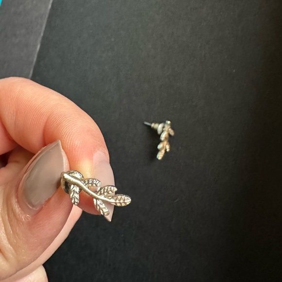 Golden floral mini ear crawler stud earrings - Picture 3 of 4